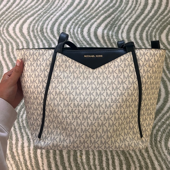 Medium sized Michael Kors purse - Picture 1 of 3